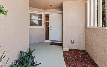 554 Majorca Ct in Satellite Beach, FL - Foto de edificio - Building Photo