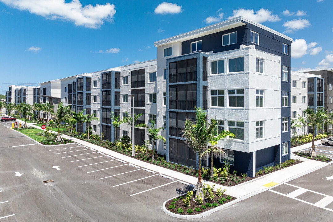 Hammock Park in Naples, FL - Foto de edificio