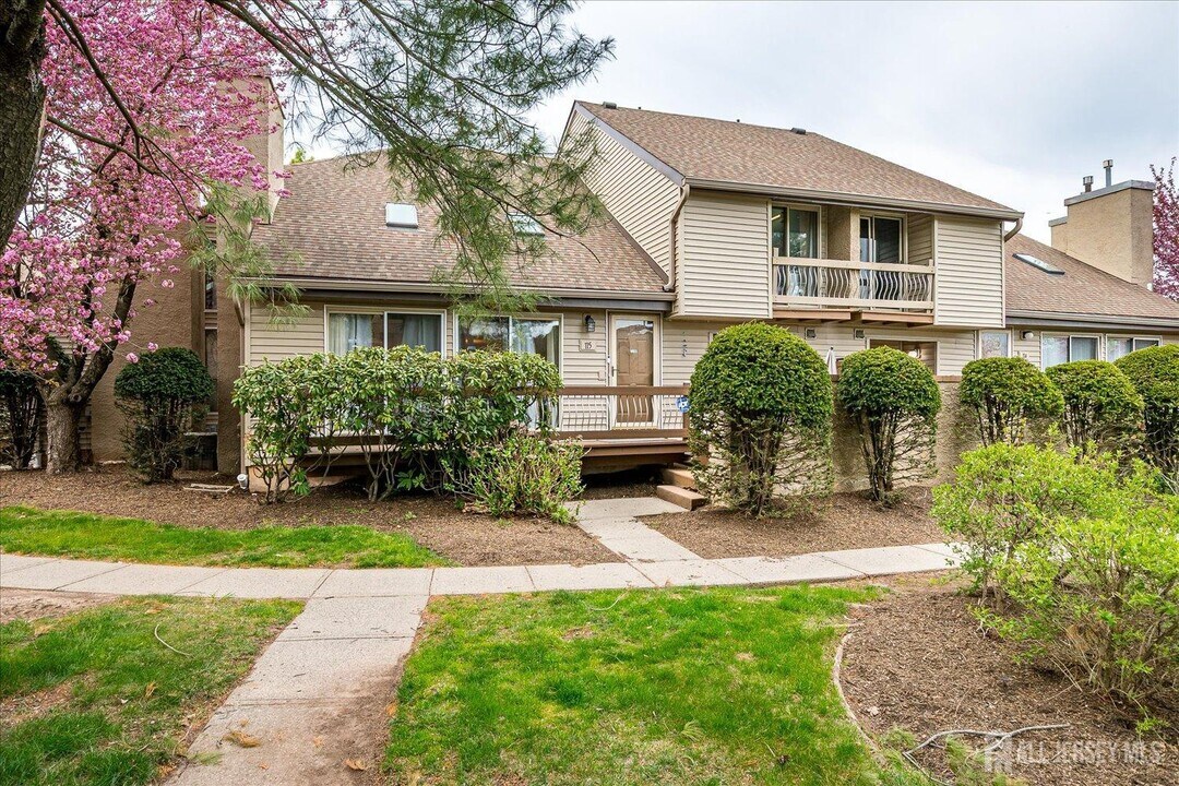 115 Kelly Dr in Edison, NJ - Foto de edificio