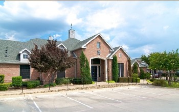 Park Vista Townhomes in Watauga, TX - Building Photo - Building Photo