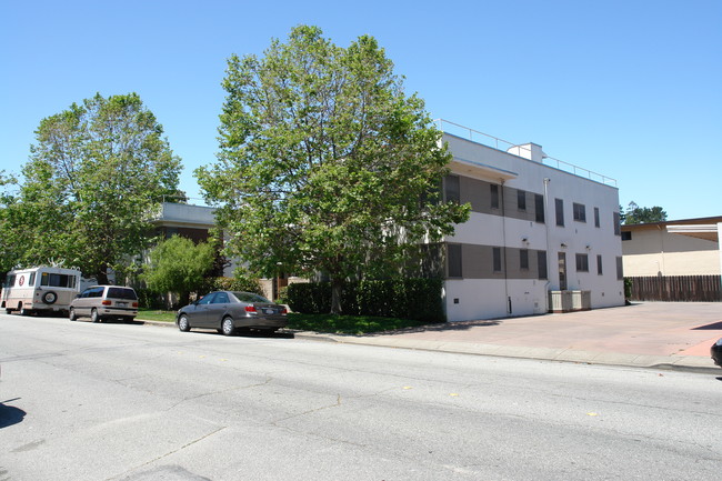 1290 Holly St in San Carlos, CA - Foto de edificio - Building Photo