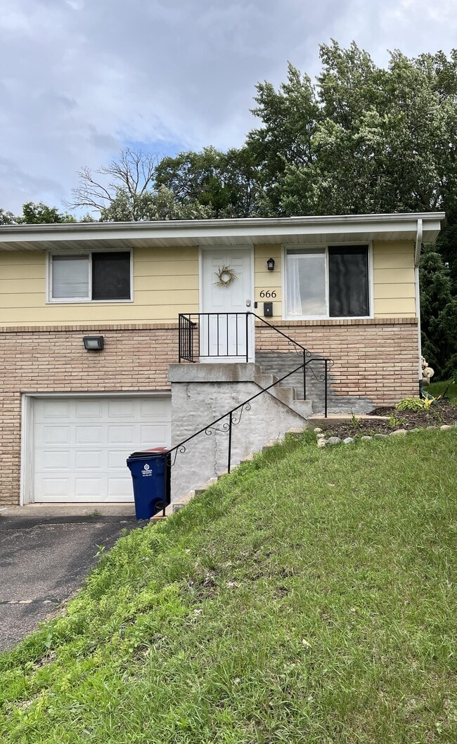 666-662 47 1/2 Ave NE