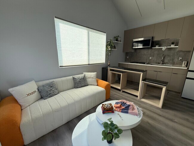 7704 Independence Ave in Los Angeles, CA - Building Photo - Building Photo