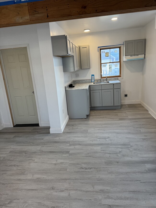 36 Catskill Ave in Kingston, NY - Foto de edificio - Building Photo