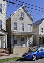 241 Pine St in Elizabeth, NJ - Building Photo