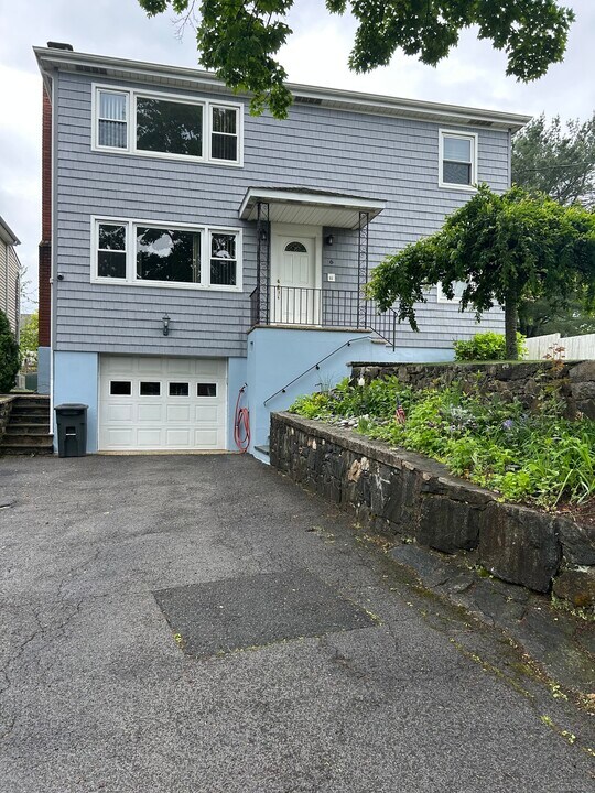 6 Ridge Pl in Greenwich, CT - Building Photo
