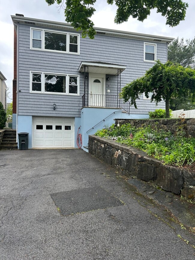 property at 6 Ridge Pl