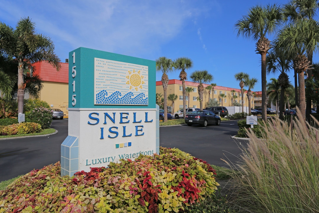 Snell Isle in St. Petersburg, FL - Building Photo