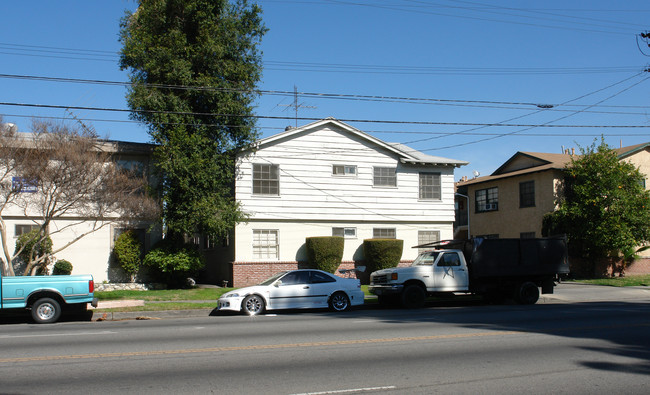 14737 Vanowen St in Van Nuys, CA - Building Photo - Building Photo