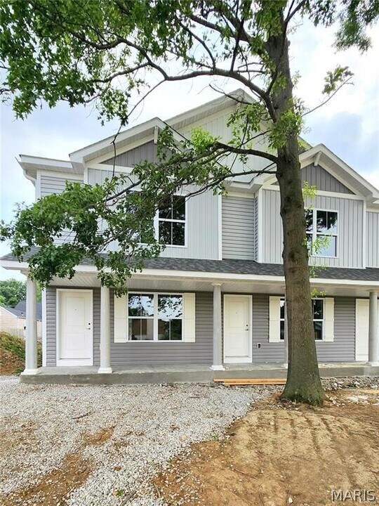 1320 Mc Kinley St in Mascoutah, IL - Building Photo