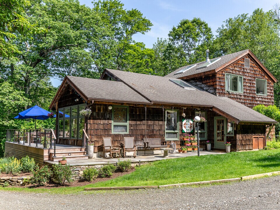 203 Brick School Rd in Warren, CT - Building Photo