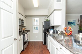2800 Wilcrest Dr in Houston, TX - Building Photo - Building Photo