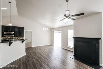 7003 Hollow Oaks Dr in Louisville, KY - Building Photo - Building Photo