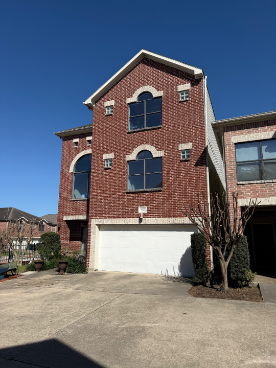9801 Riddlelink Ln in Houston, TX - Building Photo