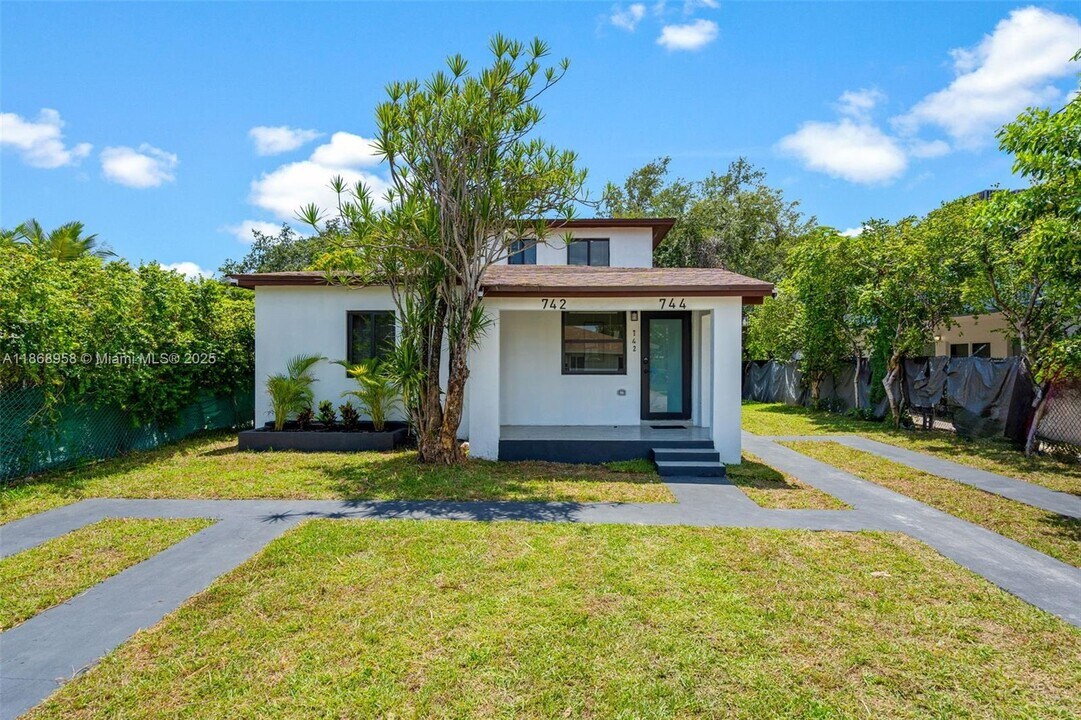 742 NW 70th St in Miami, FL - Building Photo