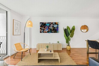 1200 Brickell Bay Dr in Miami, FL - Building Photo - Building Photo