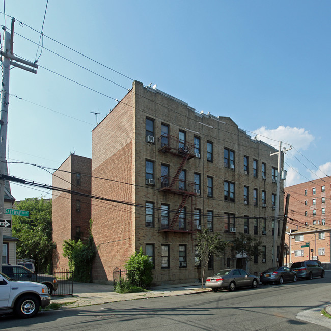 18-02-18-06 Gateway Blvd in Far Rockaway, NY - Building Photo - Building Photo