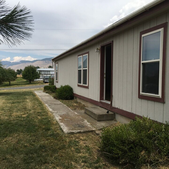 1207 Hill St in Cove, OR - Building Photo