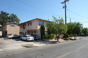 11905 Woodbridge St in Studio City, CA - Foto de edificio - Building Photo