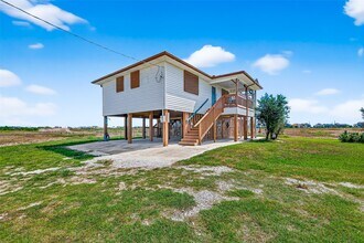 920 4th St in Port Bolivar, TX - Foto de edificio - Building Photo