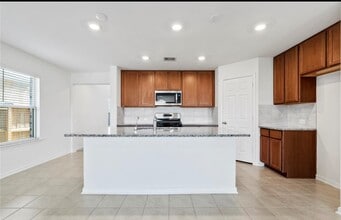 8123 Leisure Pt Dr in Cypress, TX - Building Photo - Building Photo