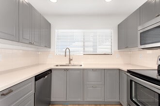 10024 NE 120th St in Kirkland, WA - Building Photo - Building Photo