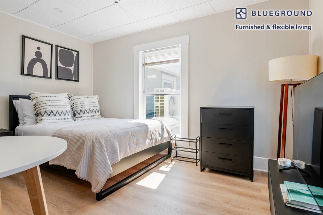142 Dorchester St in Boston, MA - Building Photo