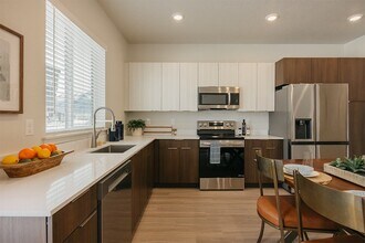 Rise Townhomes in South Jordan, UT - Foto de edificio - Building Photo