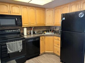 1110 N Riverside Dr, Unit 9 in Pompano Beach, FL - Building Photo - Building Photo