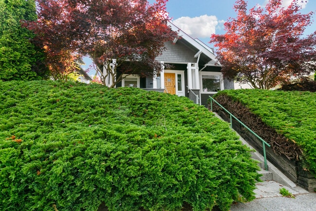 property at 2216 N Proctor St