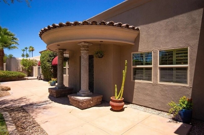 8070 E Vía Bonita in Scottsdale, AZ - Building Photo - Building Photo