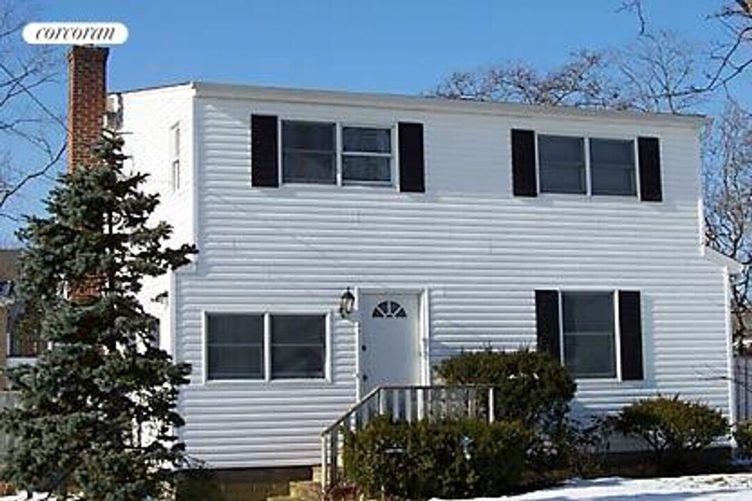 7 Maple St in Westhampton Beach, NY - Building Photo