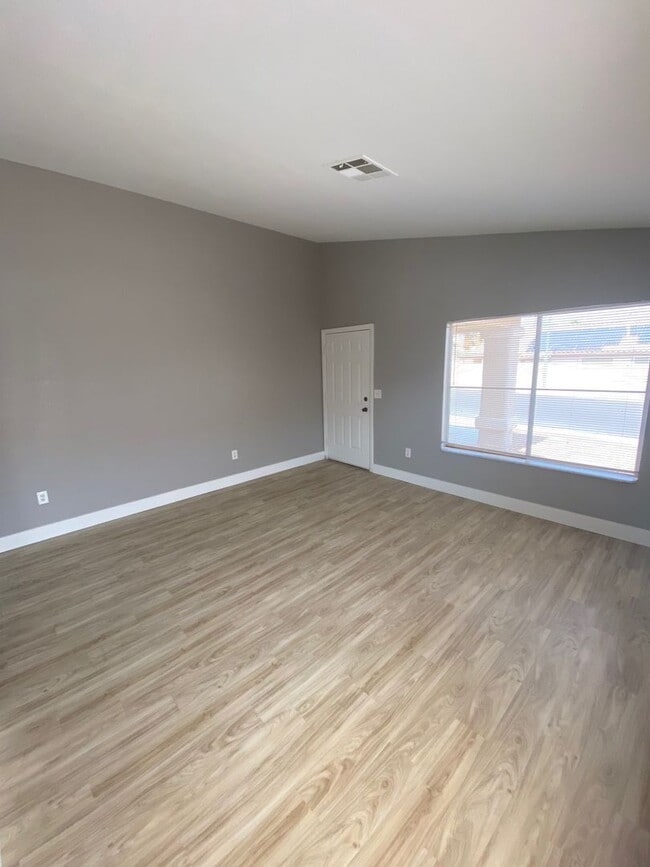 127 Newburg Ave in North Las Vegas, NV - Building Photo - Building Photo