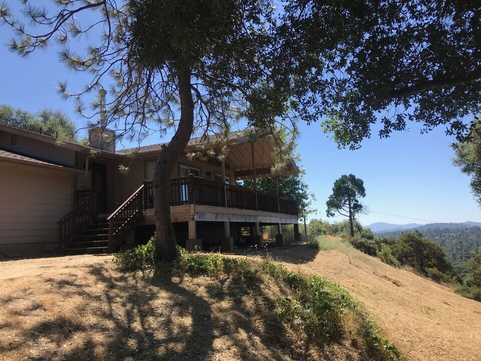 5805 Cascade Creek Fall in Mariposa, CA - Building Photo