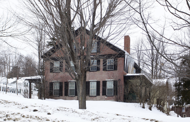 113 Winthrop St in Augusta, ME - Foto de edificio - Building Photo