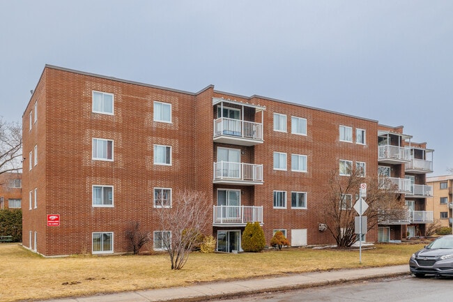 2100 Mayfield Rue in Laval, QC - Building Photo - Building Photo