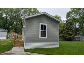 152 Lynn Ln in Mankato, MN - Building Photo