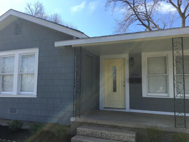 1906 S Park St in Brenham, TX - Building Photo - Building Photo