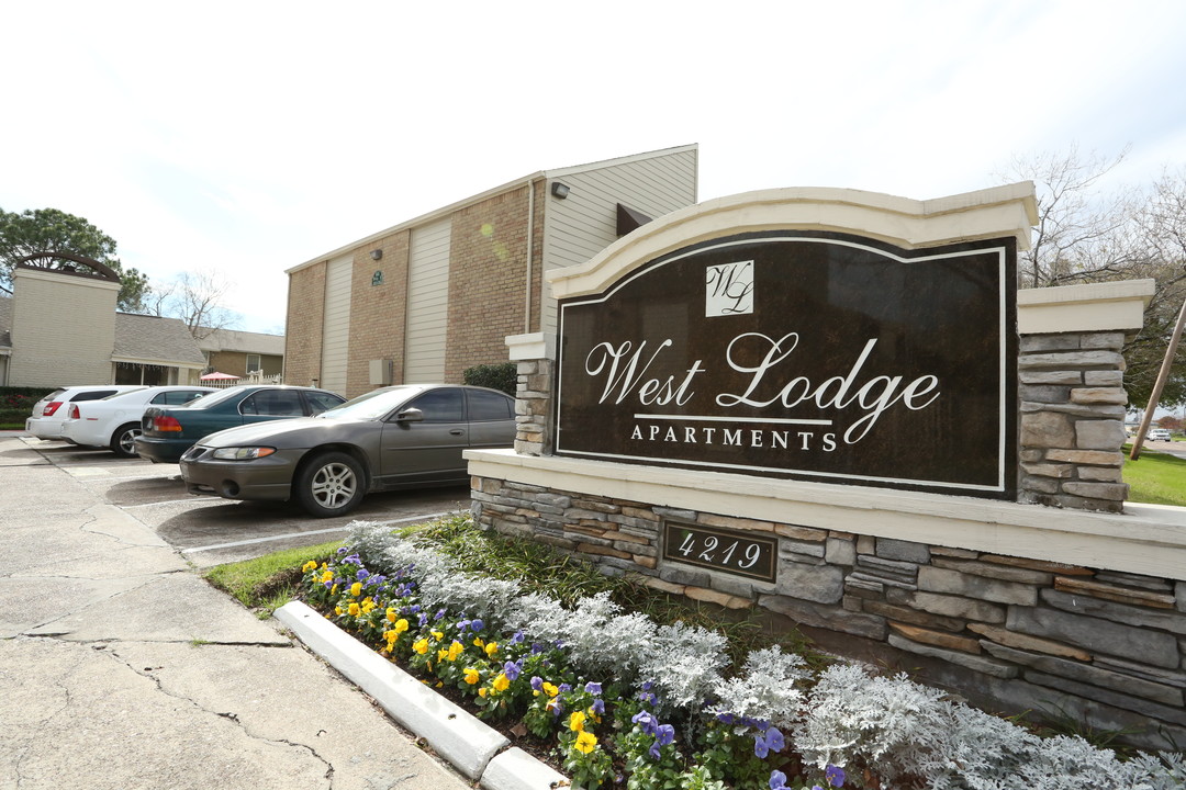 West Lodge Apartments in Baytown, TX - Building Photo