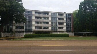 3080 Walnut Grove Rd, Unit Commodore Unit 305 in Memphis, TN - Building Photo