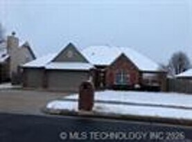 9905 N 118th E Ave in Owasso, OK - Building Photo