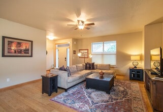 1021 Redtail Loop in Hood River, OR - Building Photo - Building Photo