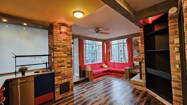 480 Robson St in Vancouver, BC - Building Photo - Building Photo