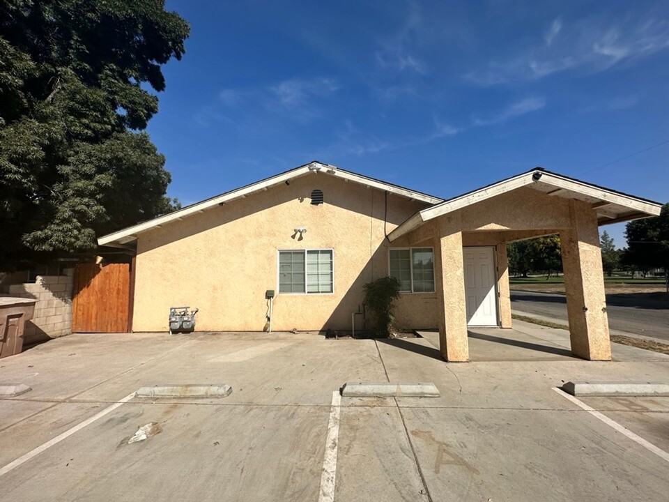 438 Willow Dr-Unit -B in Bakersfield, CA - Building Photo