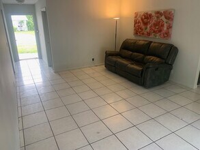 303 SW 77th Ter in North Lauderdale, FL - Foto de edificio - Building Photo