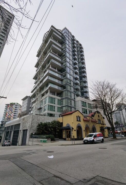 1221 Bidwell St in Vancouver, BC - Building Photo