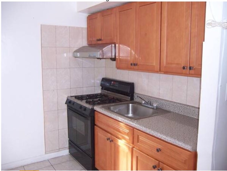 66-15 Wetherole St in Queens, NY - Foto de edificio