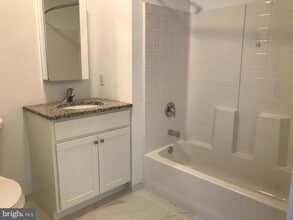 43 Princeton Hightstown Rd, Unit 1215 in West Windsor Township, NJ - Foto de edificio - Building Photo