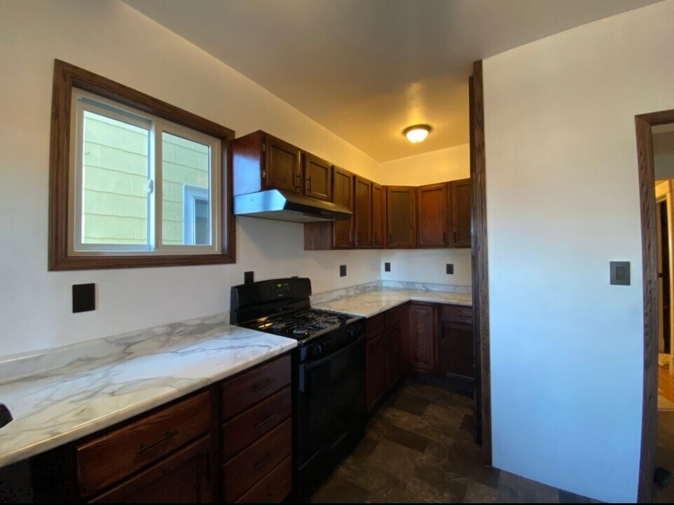 2122 W 3rd St in Duluth, MN - Building Photo