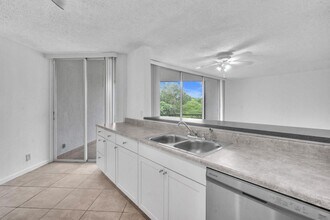 3100 N Pine Island Rd, Unit 3 in Sunrise, FL - Foto de edificio - Building Photo